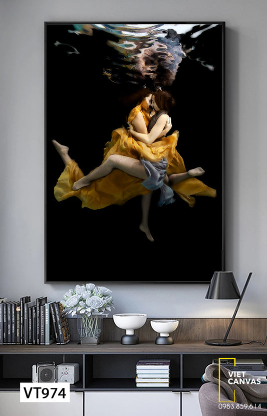 Tranh Cặp Đôi Dưới Nước - VT974